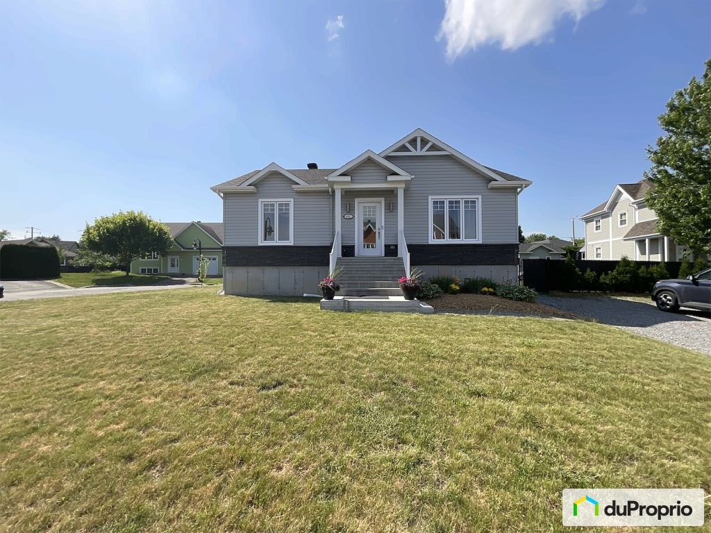 $685,000 - Bungalow for sale in St-Hyacinthe — photo 1