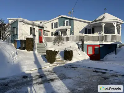Magnifique maison de villégiature au bord du Lac Saint-Jean. Superbe propriété située directement en...