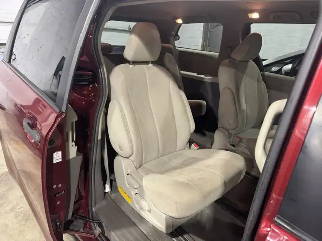 2011 Toyota Sienna LE in Cars & Trucks in City of Montréal - Image 17