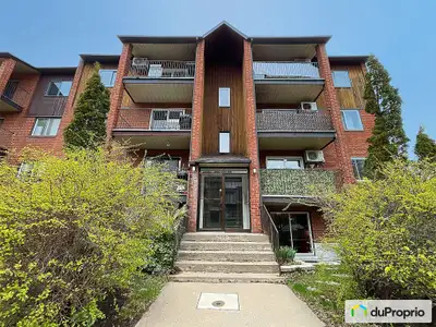 Condo spacieux et très lumineux semi détaché avec trois chambres, une salle de bain, un espace de ra...
