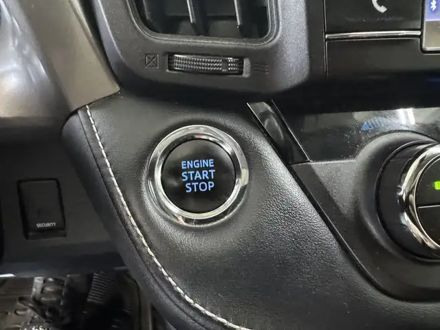 2018 Toyota RAV4 AWD XLE in Cars & Trucks in Longueuil / South Shore - Image 28