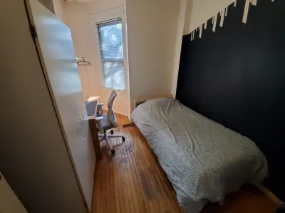 -Prime location, in the heart of downtown. Everything you need will be in walking distance! -Steps t...