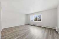 Amenities: Balconies • Affordable Parking • In-suite Storage Suite & Building: Spacious and newly re... (image 6)