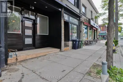 LOCATION! LOCATION! LOCATION! This recently renovated 3-bedroom freehold townhouse offers 1,326 sq f...