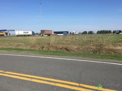 Terrain sur le bord de l'autoroute 20 commerciale zoné pour construire un dépanneur, Station service...