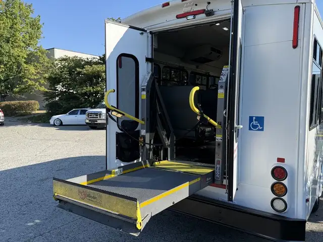 2016 Ford E-350 Econoline Super Duty 8 Passenger Wheelchair Acce in Heavy Trucks in City of Montréal - Image 45