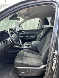 // ACCIDENT FREE!! // // SINGLE OWNER! // This 2021 Kia Sorento X-Line AWD is a well-kept SUV with o... (image 2)