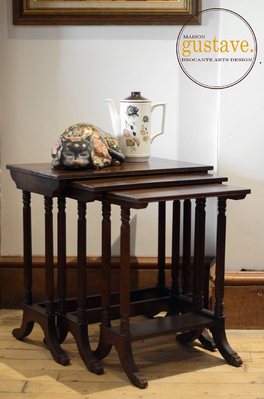 Tables gigognes (3) antiques en bois Noyer et pattes de laiton Art