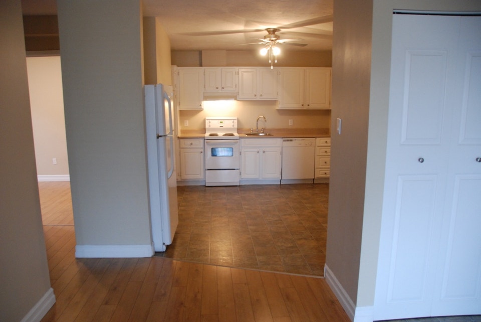 ** 3 FREE Parking Spaces**  Family Friendly *Monthly Lease 3