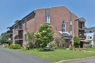 Condo au 2e niveau avec balcon. À l'entrée il y a un rangement. Le coin repas est ouvert sur le salo...