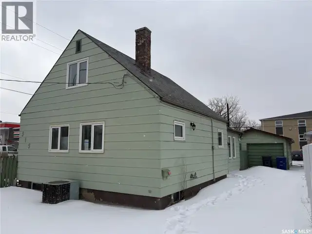 515 King STREET Weyburn, Saskatchewan in Houses for Sale in Regina - Image 2