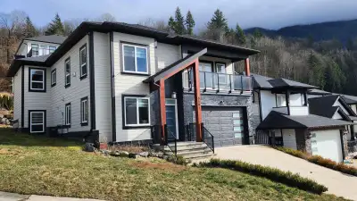 Custom Built Home In the Eastern Hillside! Steps away from The Falls Golf Course. Views from the fro...
