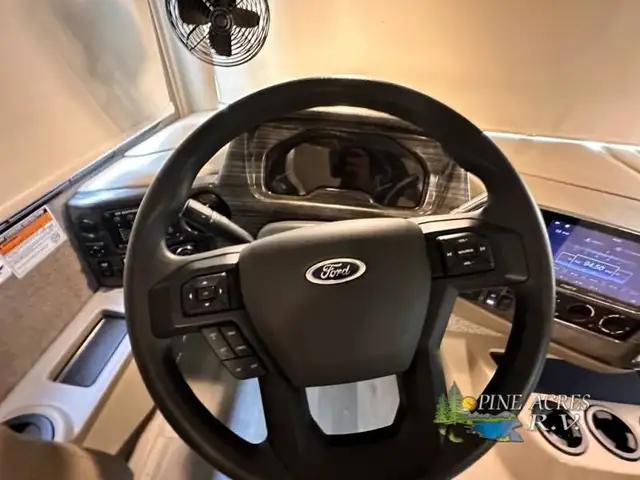 2022 Thor Motor Coach Challenger 35MQ only 6,310 Miles in RVs & Motorhomes in Moncton - Image 53