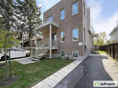 Maison de ville sur 3 étages située dans un secteur recherché de Longueuil (LeMoyne), à proximité de...
