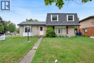 Welcome to Southside Parkwood Drive, one of Chatham’s most desirable neighbourhoods! This wonderful...