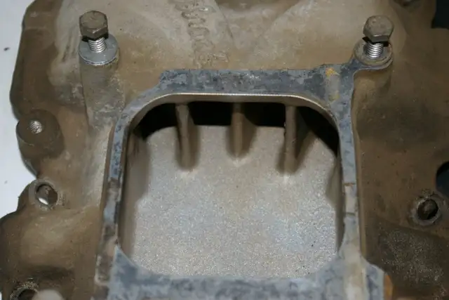 INTAKE MANIFOLD EDELBROCK TORKER II SMALL BLOCK CHEVY in Auto Body Parts in Edmonton - Image 4