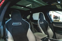 Jaguar F-PACE P550 AWD SVR 2022: - Extérieur métallisé rouge FIRENZE avec intérieur en cuir et daim... (image 2)