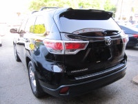 LIKE NEW INSIDE AND OUT. FINISHED IN BLACK WITH BLACK LEATHER INTERIOR. ALLOY WHEELS, HEATED AND VEN... (image 5)