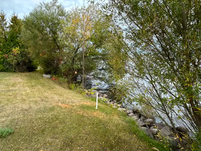 LAKEFRONT LOT IN THE TOWN OF LAC DU BONNET!!!63295998492675124