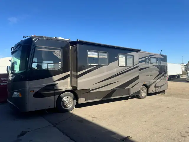 2008 Freightliner X-Line RV MINT CONDITION in RVs & Motorhomes in Calgary - Image 2