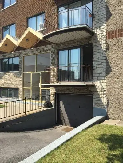 S.V.P. contacter par téléphone pour visite 514-276-2557 Disponible Maintenant 3 1/2 à louer au Sous-...