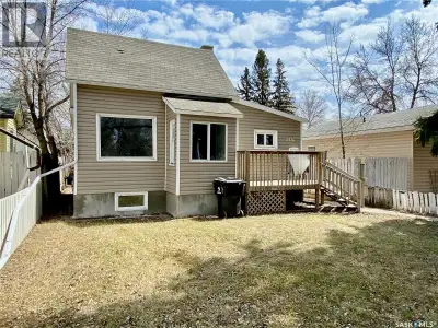What a cute and cozy home in Mayfair. This move-in ready home has a lot to offer the first time home...