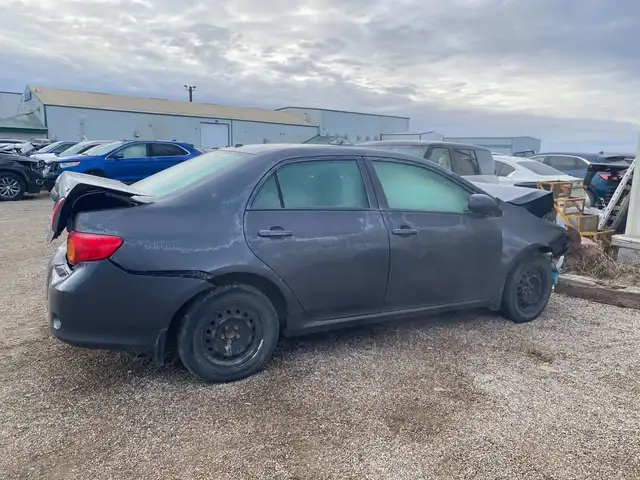 2010 Toyota Corolla 4dr Sdn Man (Natl) ( ONLY FOR PARTS) in Auto Body Parts in Regina - Image 3