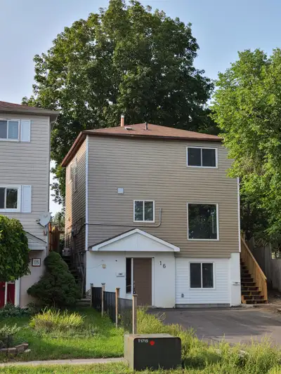 Central Barrie Location PLEASE CHECK YOUR JUNK FOLDER FOR REPLIES -Upper Level -Private Entrance -Re...