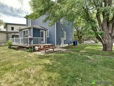 Idéale pour premier acheteur, le logement au 1er étage est disponible le 1er juillet. Près de plusie...