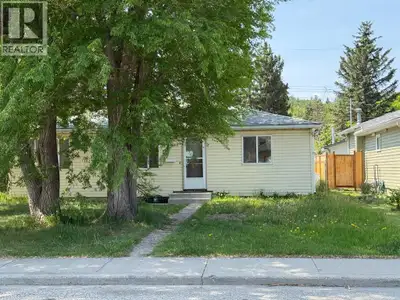 Bright 956 sqft bungalow located on a spacious 50x120 lot facing south. Situated in an excellent loc...