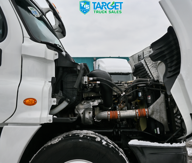 2019 FREIGHTLINER Daycab 782K Kilometers Driven in Heavy Trucks in Mississauga / Peel Region - Image 8