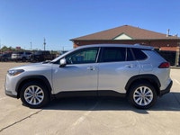 Body-Coloured Front Bumper w/Black Rub Strip/Fascia Accent and Body-Coloured Bumper Insert,Tires: P2... (image 9)