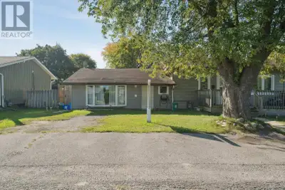 Bright main floor modern suite, no one above you or below you. Full kitchen and laundry. Private par...