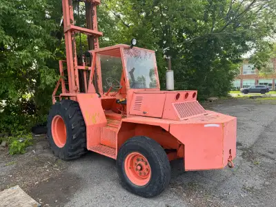 Sellek forlift for sale. Good shape for year. Needs boost to start.