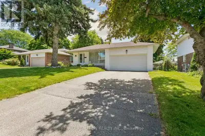 Welcome to this well-maintained detached 4 level backsplit home in the highly sought-after Henry Far...