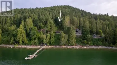 Rarely available 4 Bed Oceanfront Panabode cabin with a deepwater 150' DOCK with foreshore lease on...