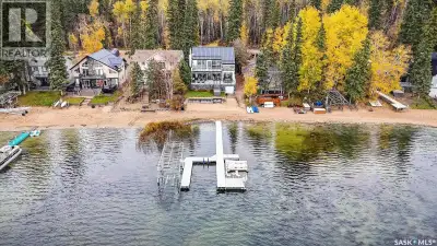 Discover lakeside living at its finest with this stunning year-round home/cottage located on the pic...