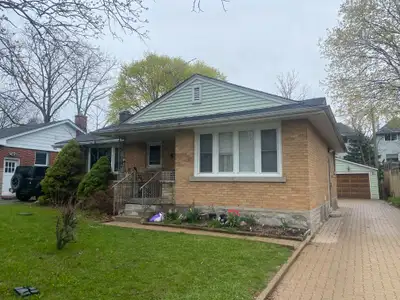 Student Room Available in Lower Unit - All-Inclusive Living on Elgin Crescent! (Room 4) Great Locati...
