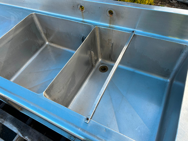 Comptoir avec lavabo en inox dans Autres équipements commerciaux et industriels  à Drummondville - Image 3