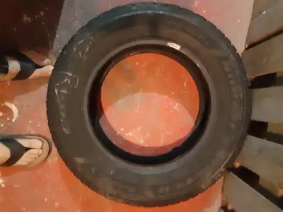 1 Pneu d'hiver Good Year à vendre ou échanger contre un pneu de 175/65/14. prix 25 C$