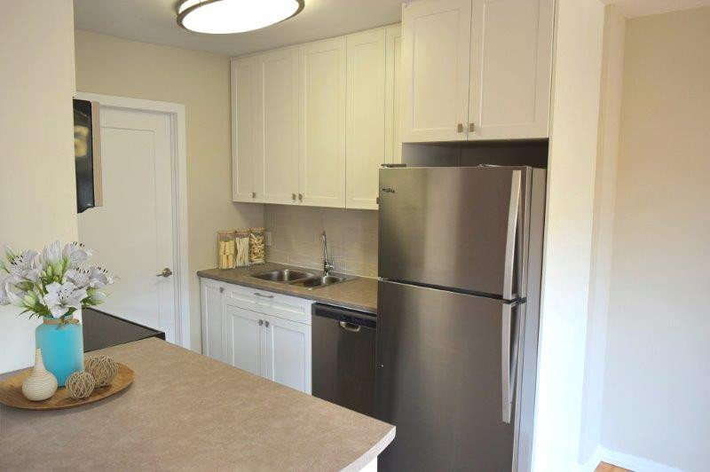 2 Bed Apartment for Rent Steps to UWO Perfect for Students!! Long