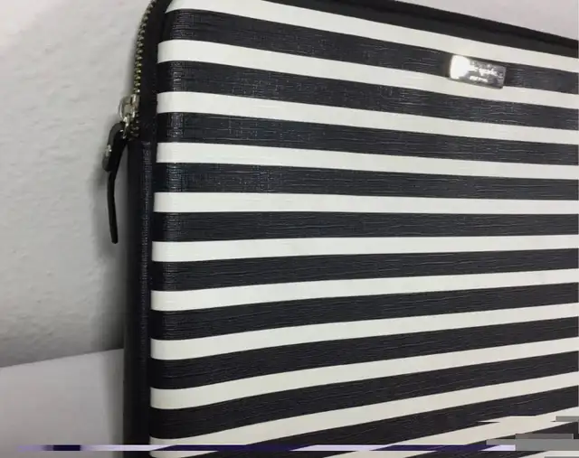 KATE SPADE LAPTOP CASE 13" NEW YORK SAFFIANO BLACK /WHITE STRIPE in Laptop Accessories in Oakville / Halton Region - Image 5