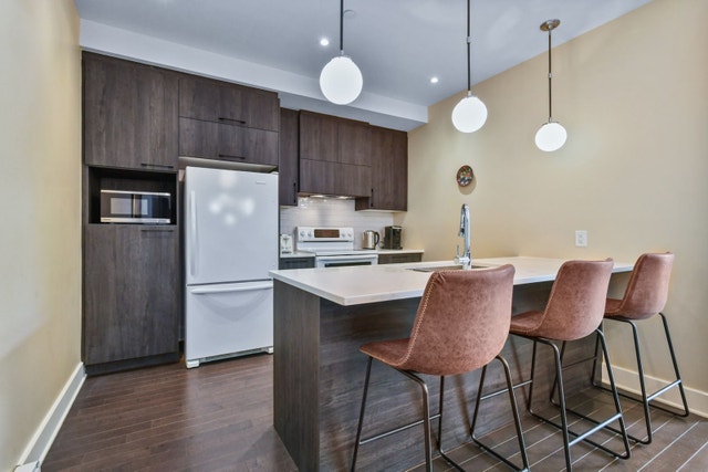 ** LUXUEUX CONDO HAUT DE GAMME AVEC GARAGE ** — photo 3