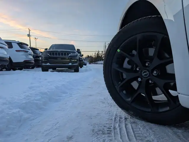 2026 Chrysler Pacifica Select in Cars & Trucks in Edmonton - Image 13