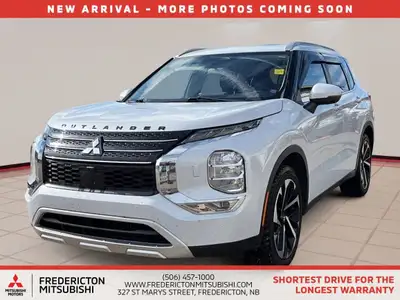 Outlander LE 4X4 with Heated Leather Seats, and Apple Carplay!This 2022 Mitsubishi Outlander LE offe...
