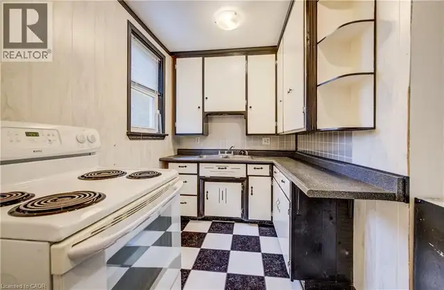 698 KING Street W Kitchener, Ontario in Houses for Sale in Kitchener / Waterloo - Image 14