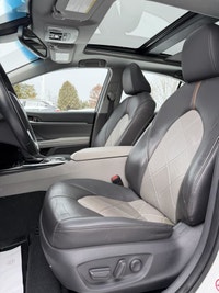 AUCUN DOSSIER DE DOMMAGE Ce Camry est équipé de : Bluetooth, Cruise, PRISE USB, sièges chauffants, c... (image 8)