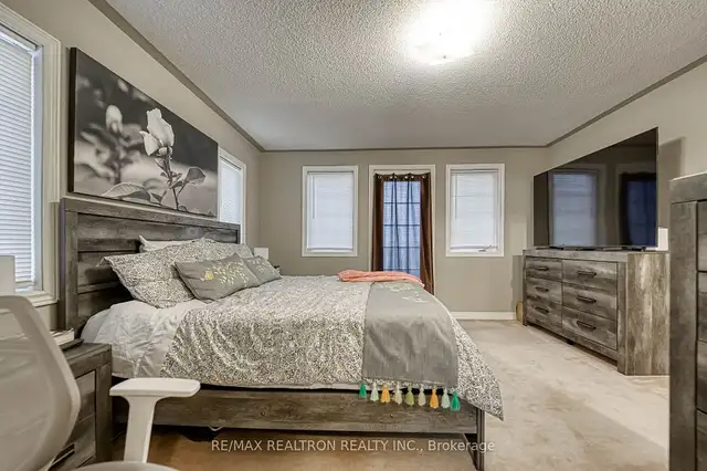 Stunning corner-unit freehold townhouse in Houses for Sale in Oshawa / Durham Region - Image 5