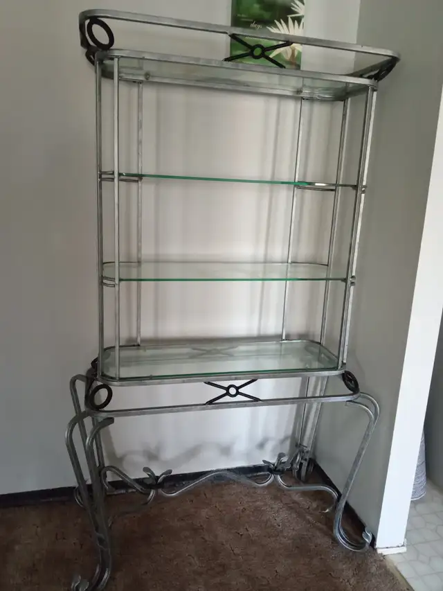 Beautiful Iron and glass display stand / Bakers rack in Bookcases & Shelving Units in Edmonton - Image 2