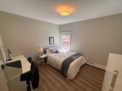 Rooms for Rent in Upscale Waterloo Apartment! (Unit 3 - 3 Rooms) This spacious apartment offers comf...